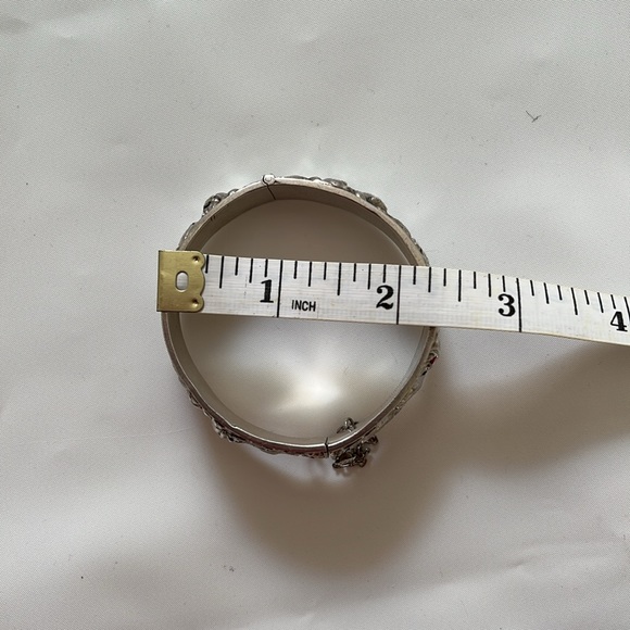Vintage Sterling Silver tested embossed hinged bangle. - Picture 7 of 7